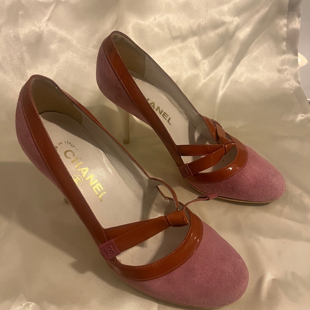 CHANEL Pink and Brown Heels with Bow Accent - Picture 2 of 7